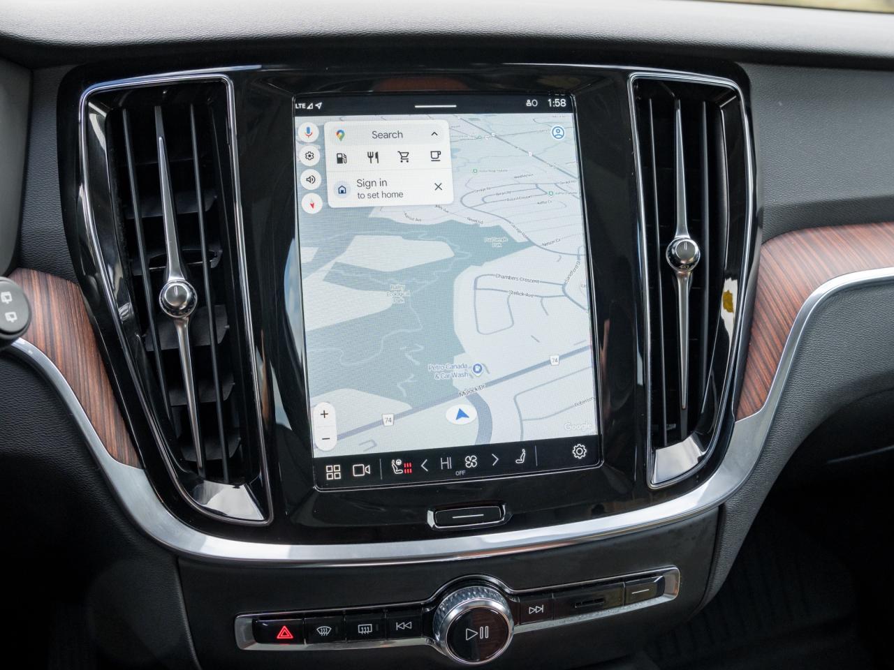 2025 Volvo V60 Cross Country B5 AWD Plus  19" ALLOY WHEELS  STATION WAGON Photo