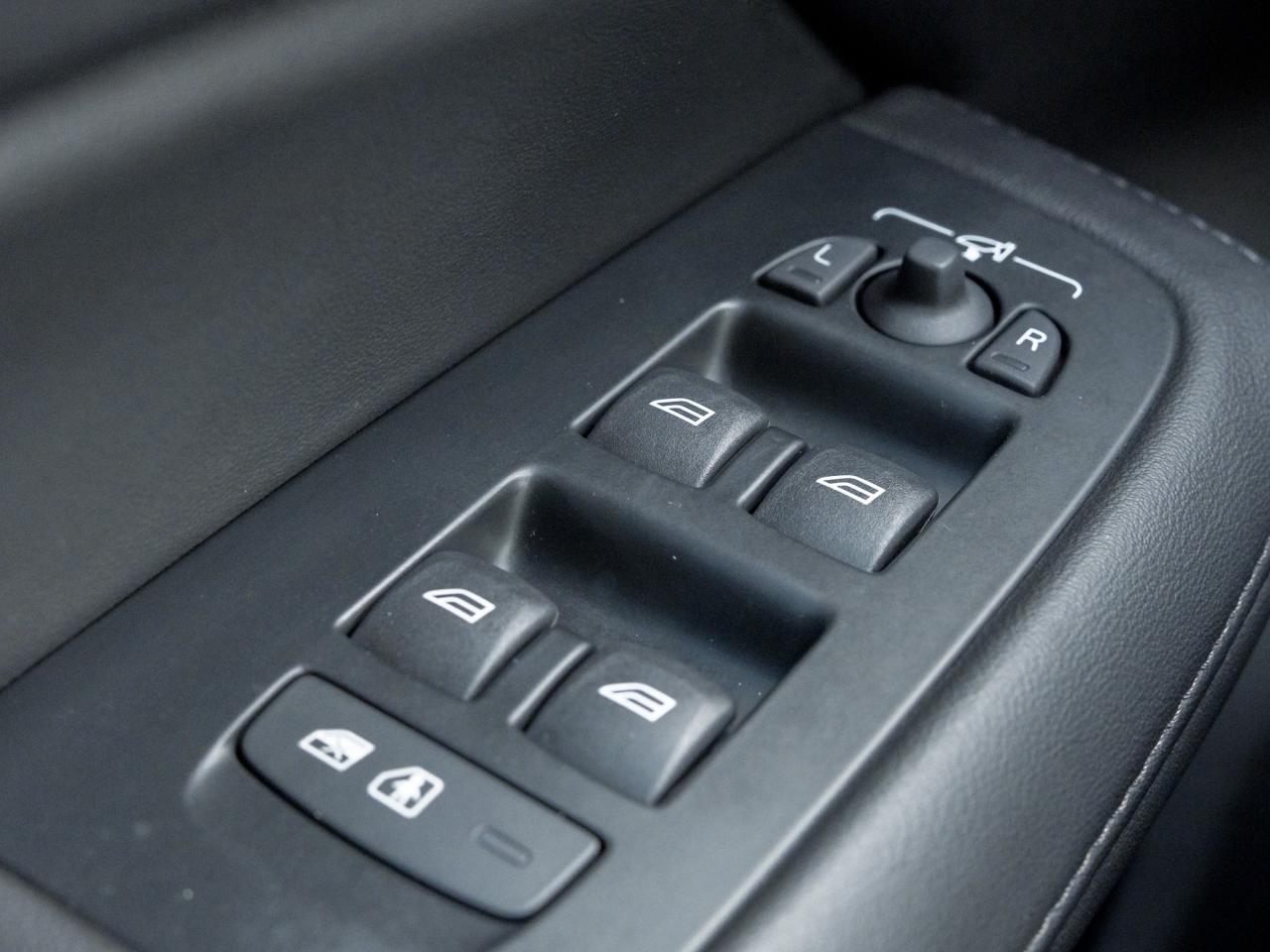 2025 Volvo V60 Cross Country B5 AWD Plus  19" ALLOY WHEELS  STATION WAGON Photo