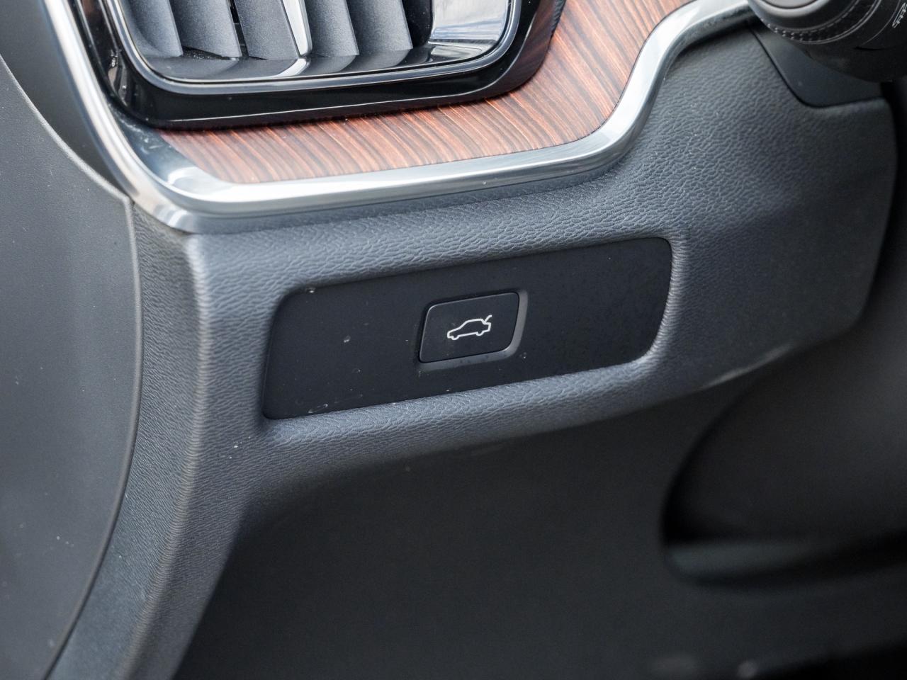 2025 Volvo V60 Cross Country B5 AWD Plus  19" ALLOY WHEELS  STATION WAGON Photo