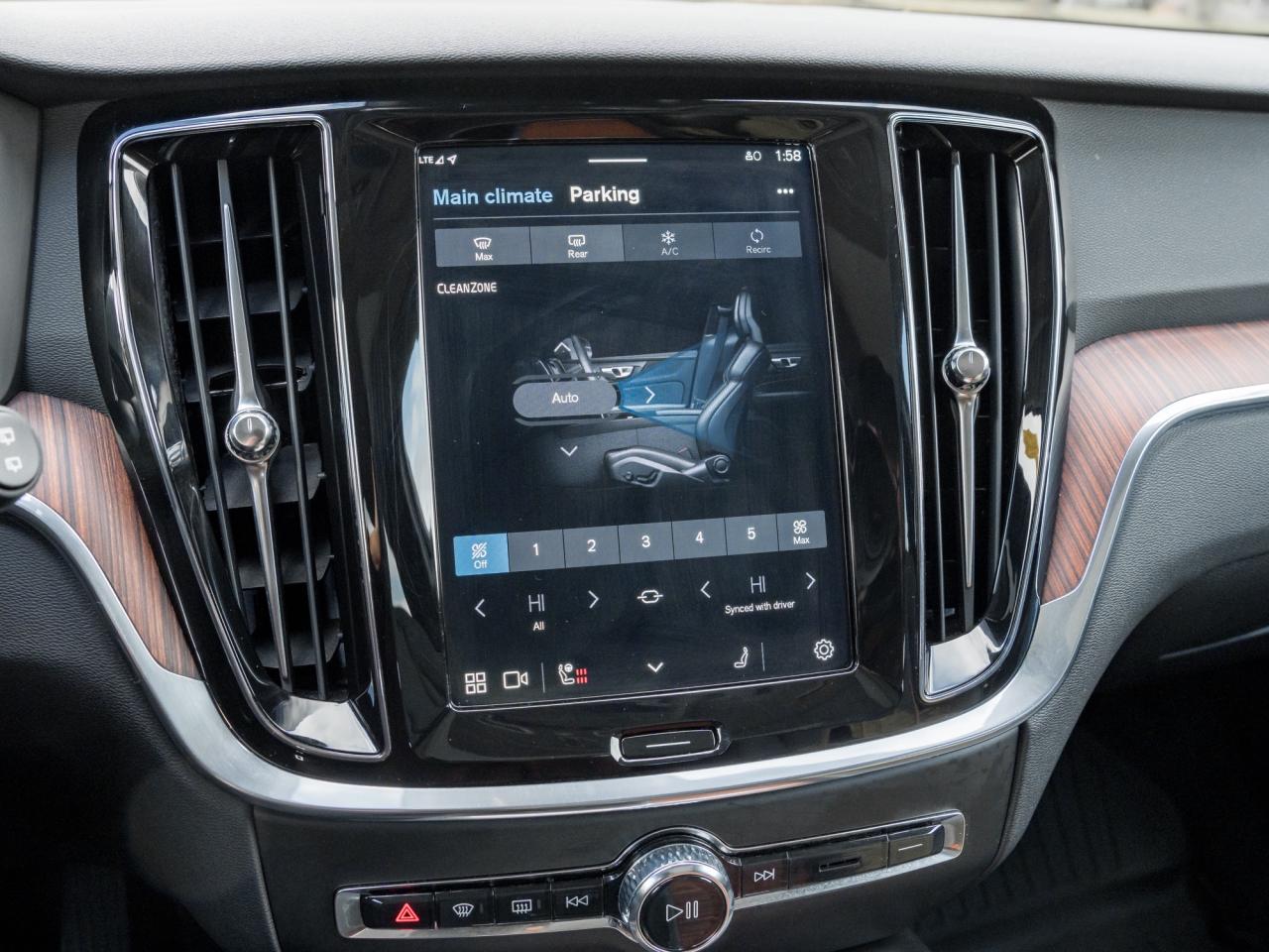 2025 Volvo V60 Cross Country B5 AWD Plus  19" ALLOY WHEELS  STATION WAGON Photo