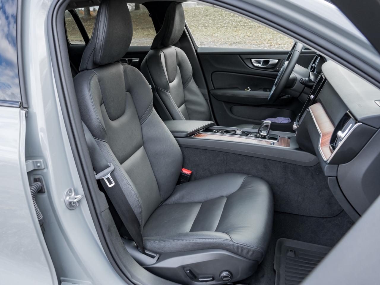 2025 Volvo V60 Cross Country B5 AWD Plus  19" ALLOY WHEELS  STATION WAGON Photo