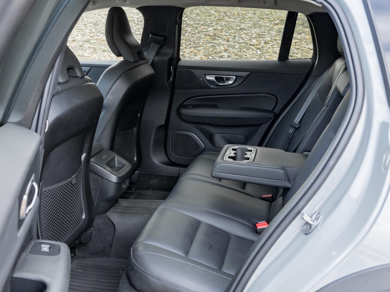 2025 Volvo V60 Cross Country B5 AWD Plus  19" ALLOY WHEELS  STATION WAGON Photo