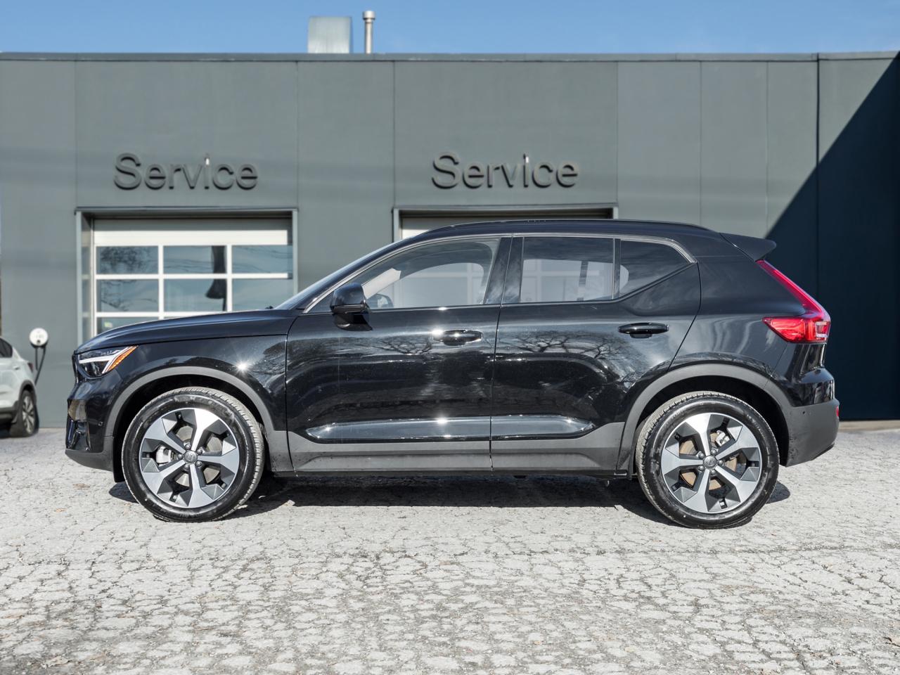 2025 Volvo XC40 B5 AWD Plus Dark Theme LOW KM CPO RATE FROM 3.49%* Photo