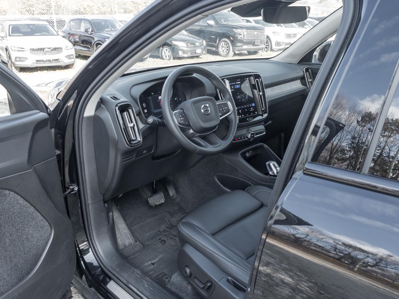 2025 Volvo XC40 B5 AWD Plus Dark Theme LOW KM CPO RATE FROM 3.49%* Photo