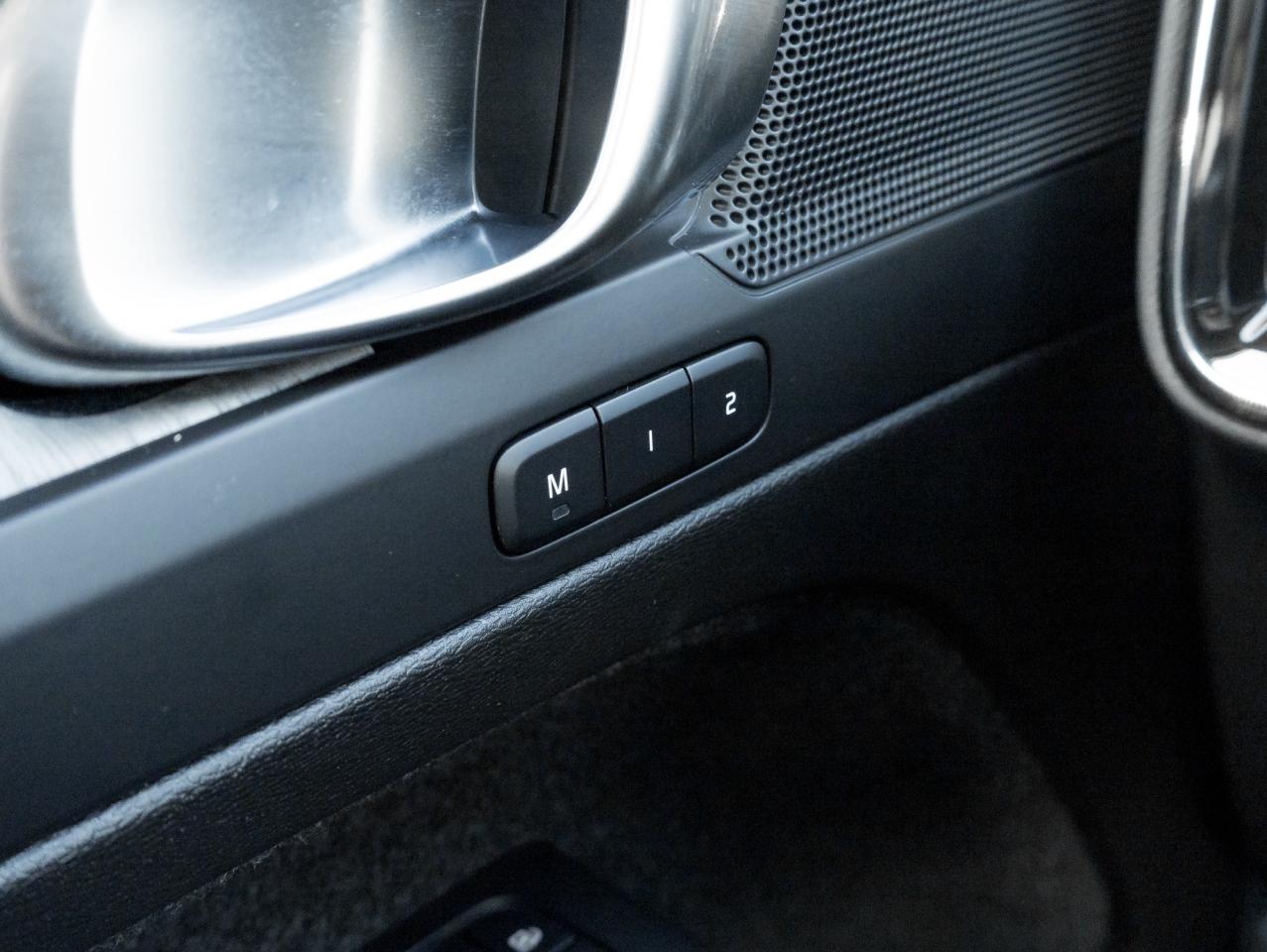 2025 Volvo XC40 B5 AWD Plus Dark Theme LOW KM CPO RATE FROM 3.49%* Photo