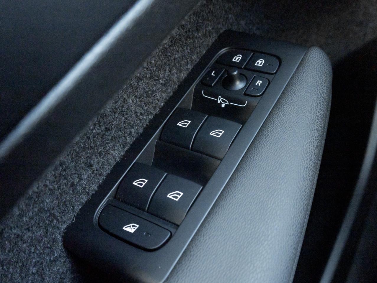 2025 Volvo XC40 B5 AWD Plus Dark Theme LOW KM CPO RATE FROM 3.49%* Photo