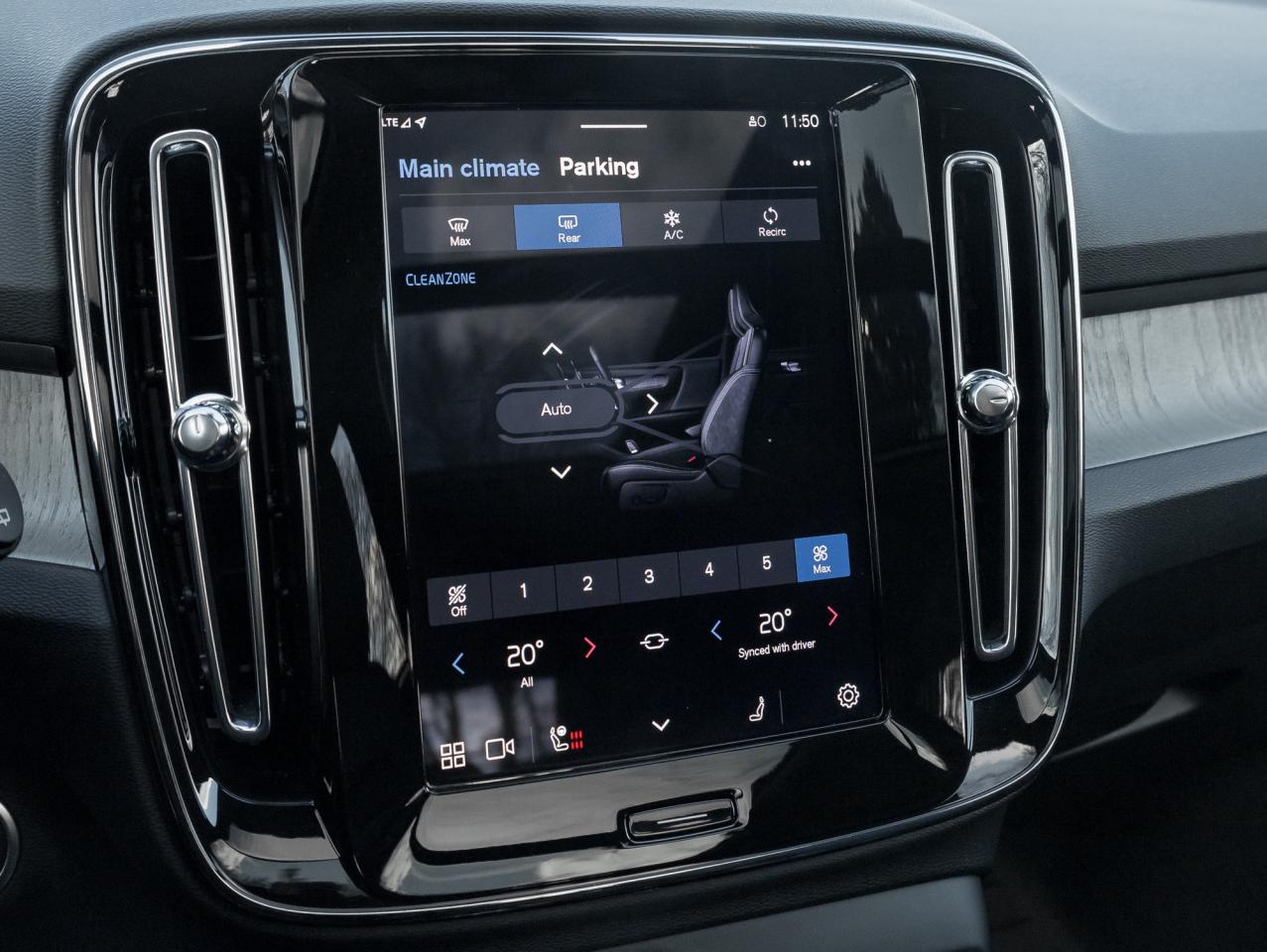 2025 Volvo XC40 B5 AWD Plus Dark Theme LOW KM CPO RATE FROM 3.49%* Photo