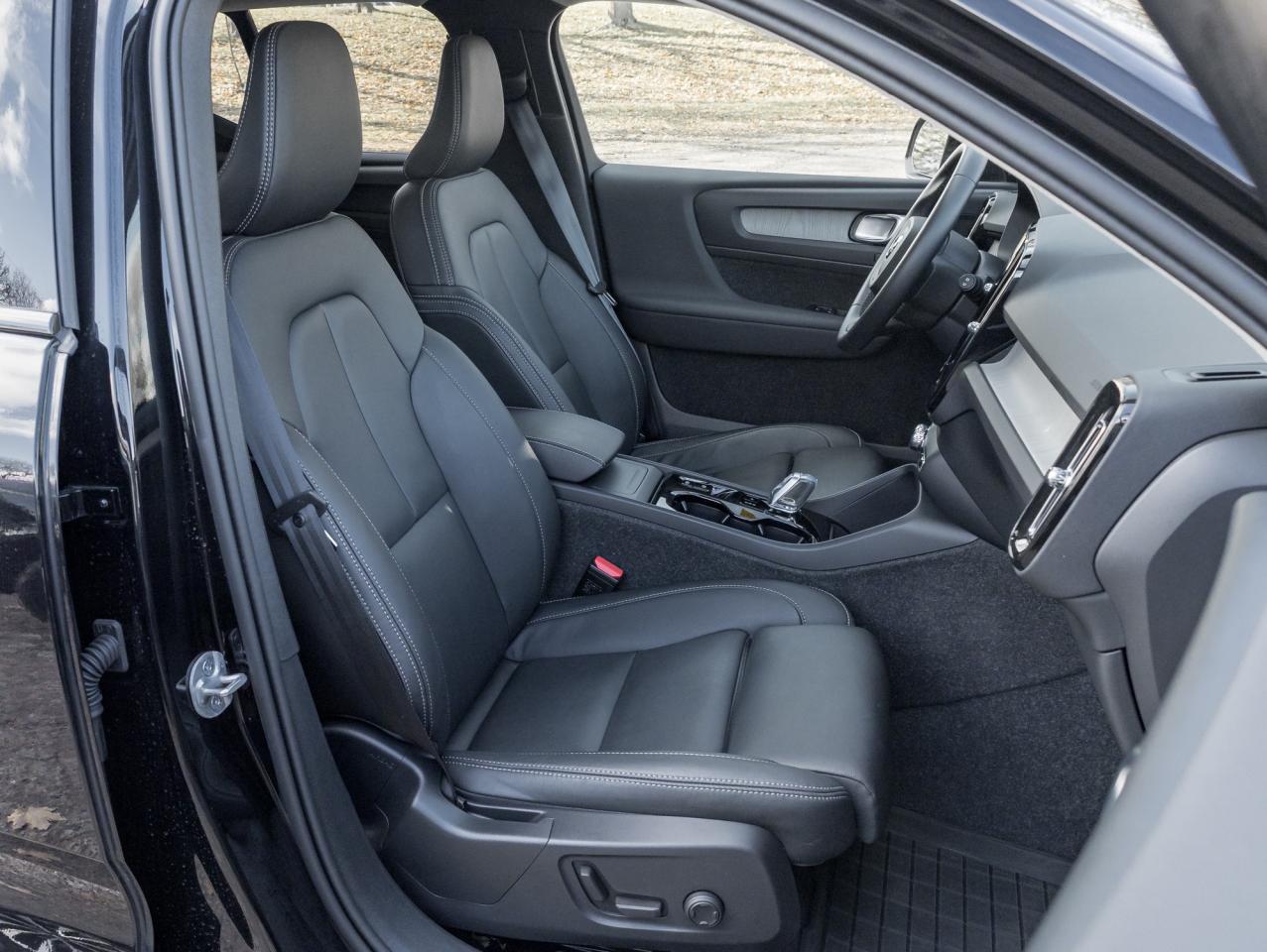 2025 Volvo XC40 B5 AWD Plus Dark Theme LOW KM CPO RATE FROM 3.49%* Photo