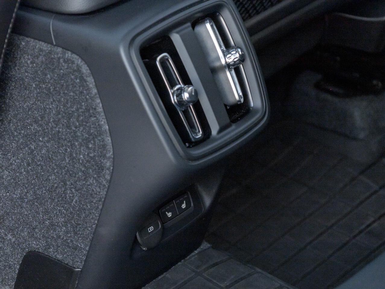 2025 Volvo XC40 B5 AWD Plus Dark Theme LOW KM CPO RATE FROM 3.49%* Photo