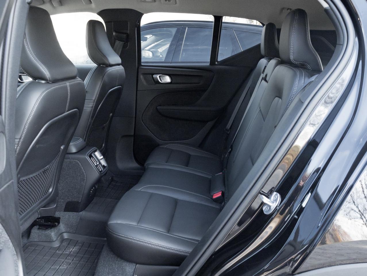 2025 Volvo XC40 B5 AWD Plus Dark Theme LOW KM CPO RATE FROM 3.49%* Photo