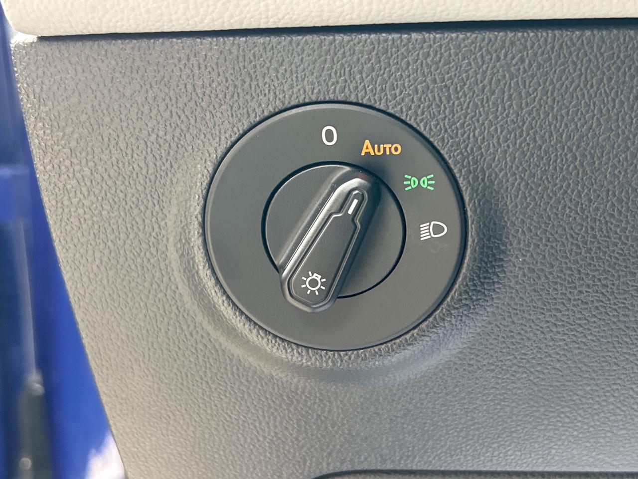 2024 Volkswagen Taos PANO ROOF,CARPLAY,ANROID AUTO,HEATED SEATS & STEER Photo