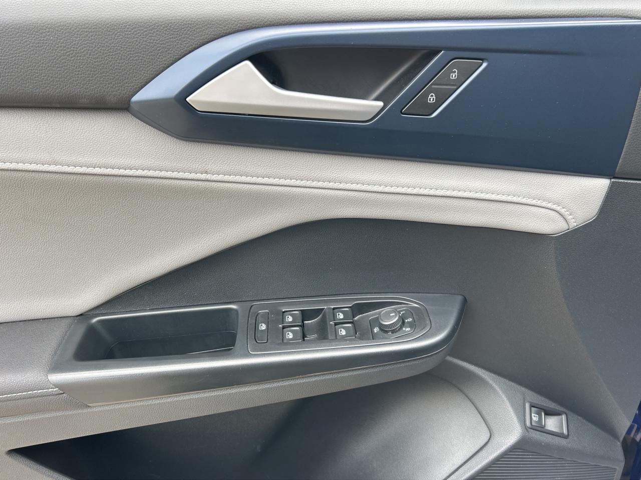 2024 Volkswagen Taos PANO ROOF,CARPLAY,ANROID AUTO,HEATED SEATS & STEER Photo