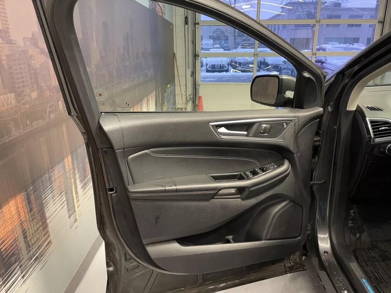 2020 Ford Edge Titanium Photo