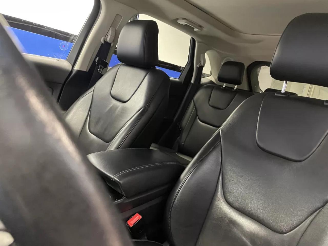 2020 Ford Edge Titanium Photo