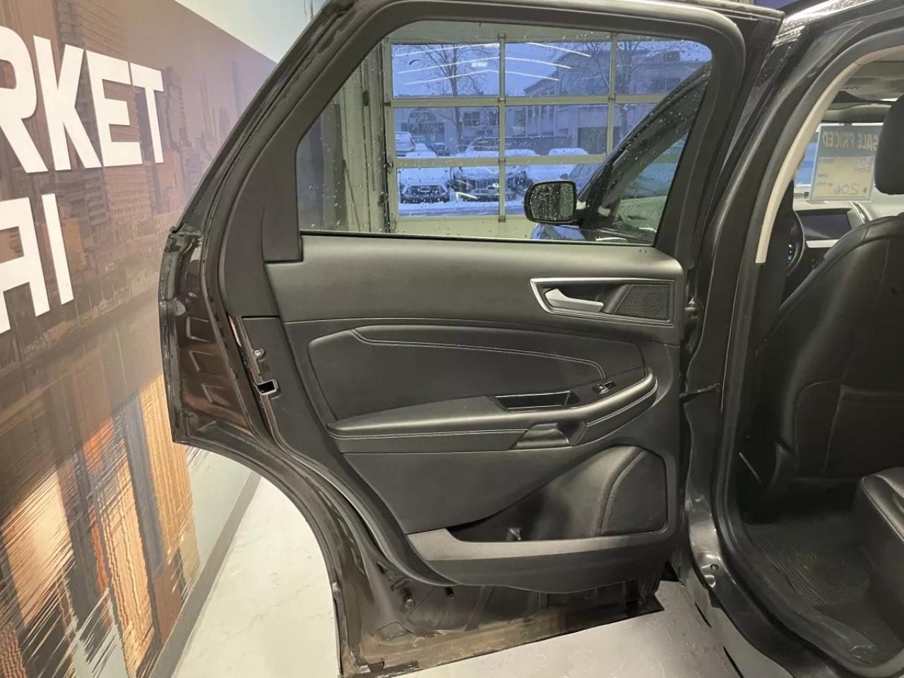 2020 Ford Edge Titanium Photo