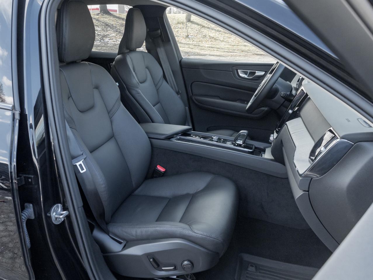 2025 Volvo XC60 B5 AWD Plus Dark Theme  NEARLY NEW  VOLVO CPO Photo