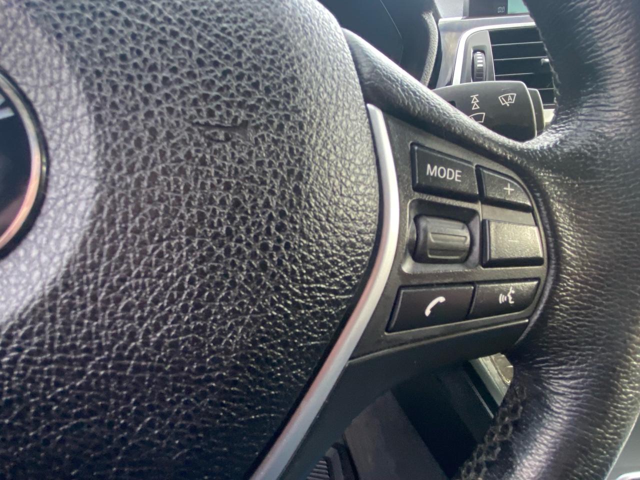 2017 BMW 3 Series 4dr Sdn 320i xDrive AWD Photo3