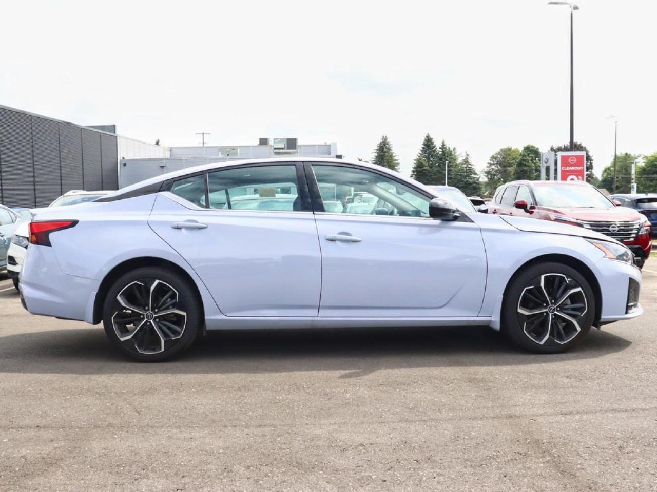 2025 Nissan Altima SR  PREMIUM PACKAGE, SUNROOF, AWD!! Photo