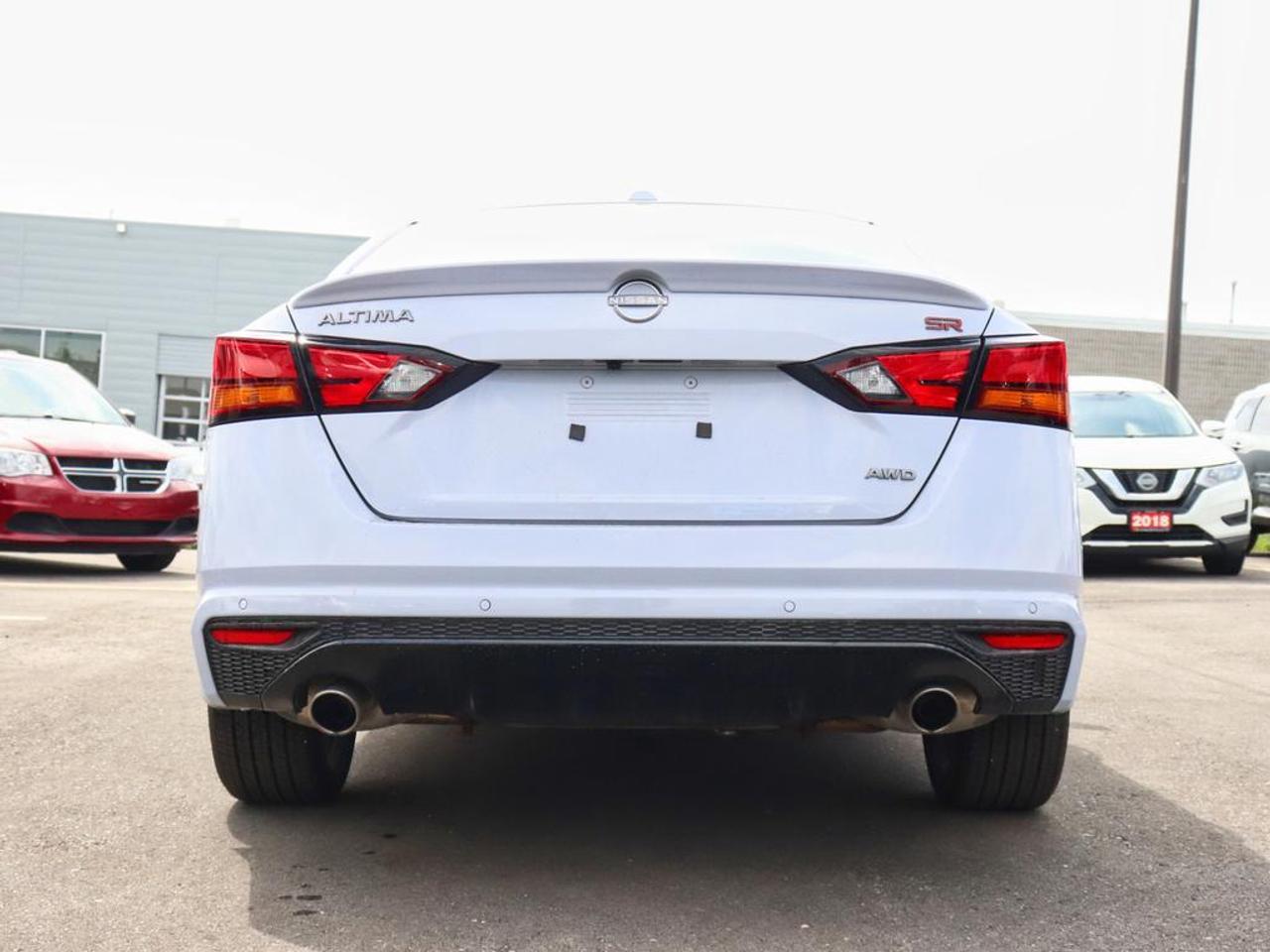 2025 Nissan Altima SR  PREMIUM PACKAGE, SUNROOF, AWD!! Photo3