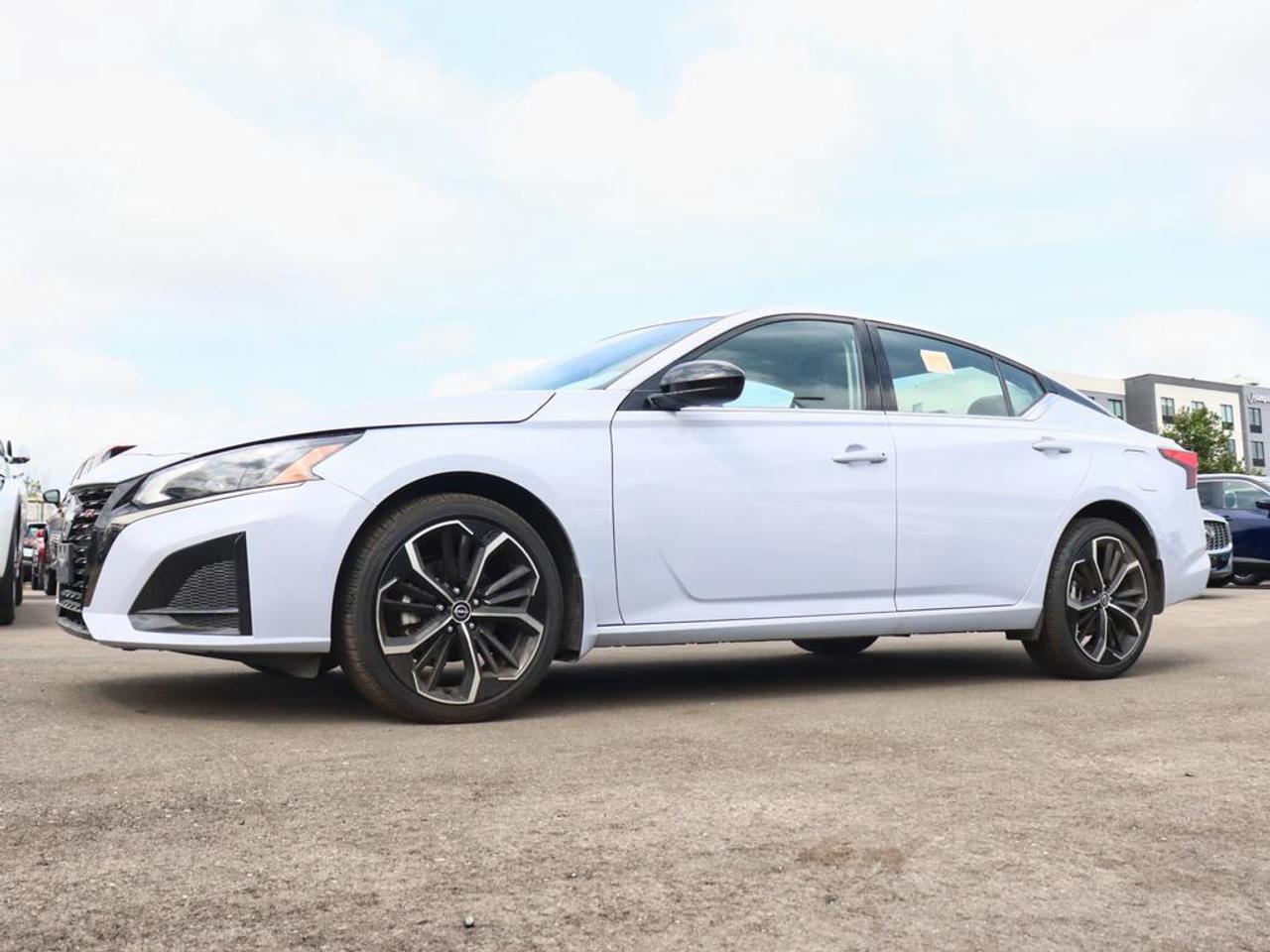 2025 Nissan Altima SR  PREMIUM PACKAGE, SUNROOF, AWD!! Photo