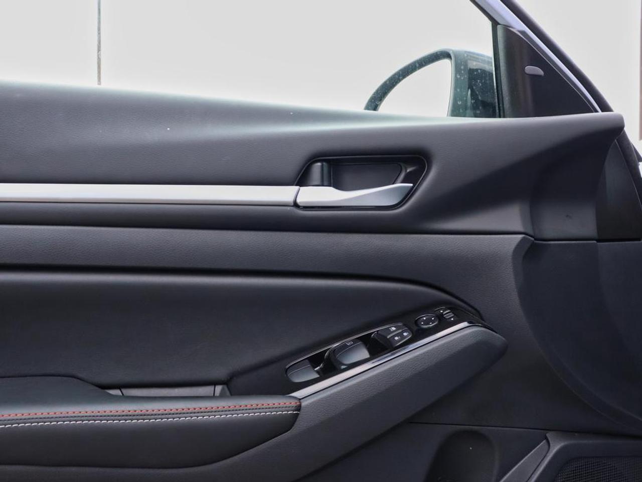 2025 Nissan Altima SR  PREMIUM PACKAGE, SUNROOF, AWD!! Photo