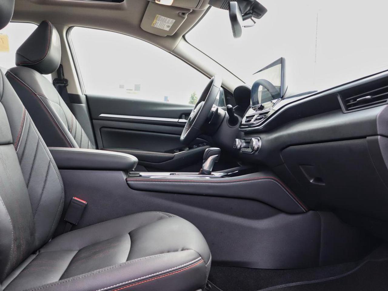 2025 Nissan Altima SR  PREMIUM PACKAGE, SUNROOF, AWD!! Photo