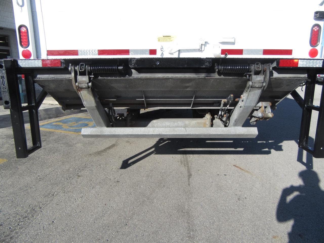 2022 International MV 607 26FT ALUMINUM BOX POWER LIFTGATE Photo