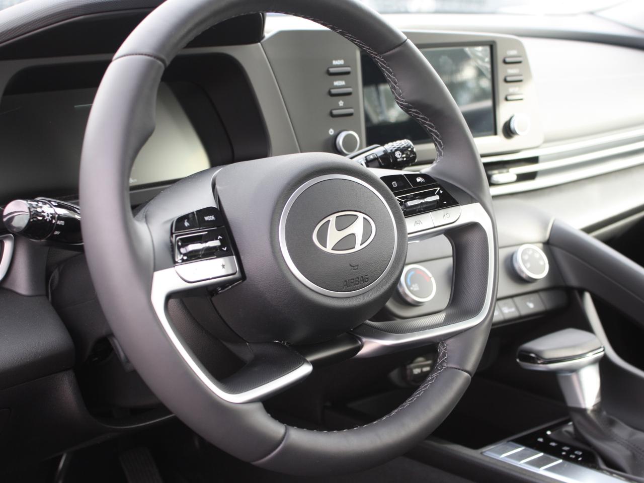 2025 Hyundai Elantra Preferred Demo / Heated Seats / Camera / Win Tires Photo