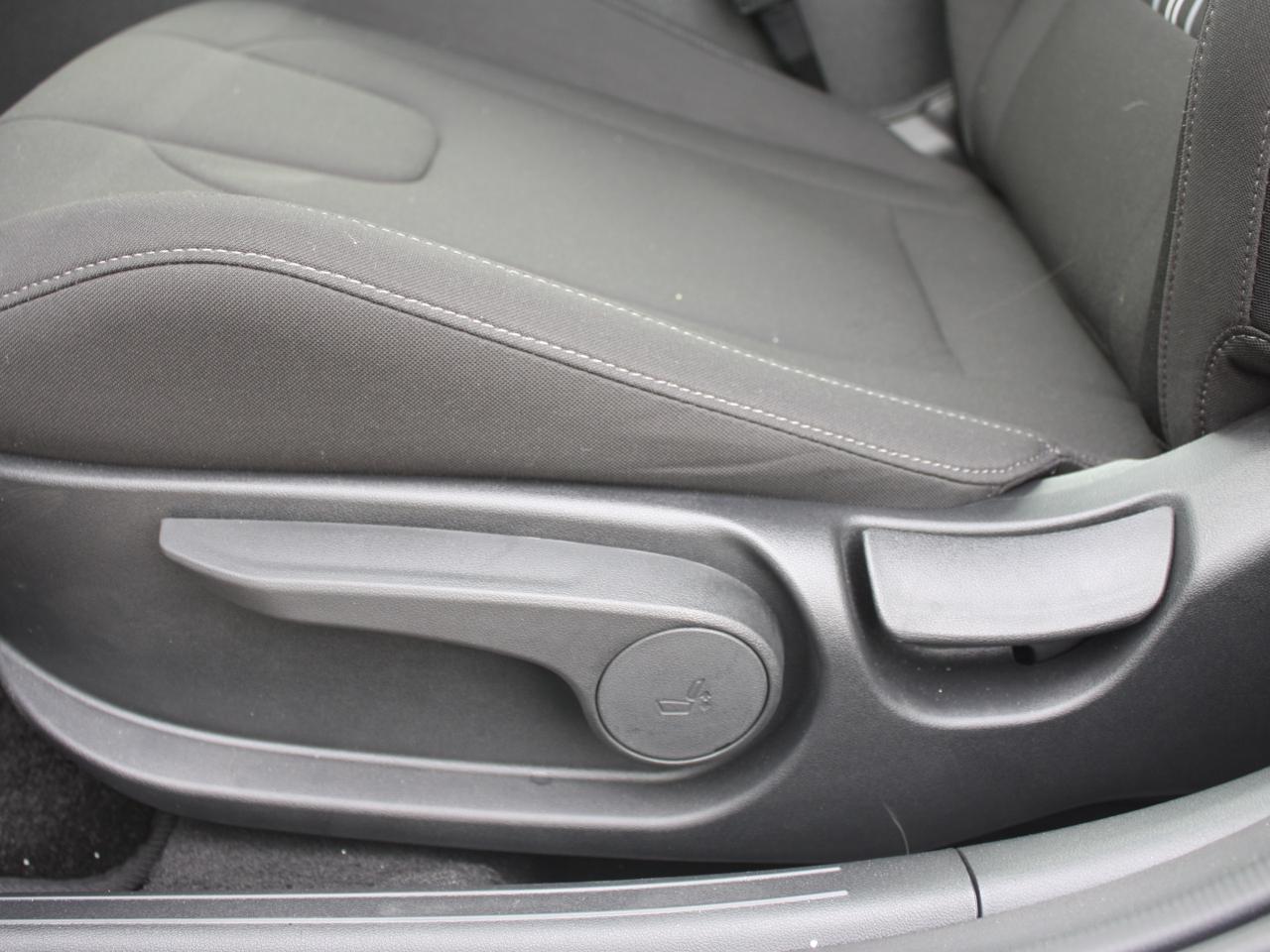 2025 Hyundai Elantra Preferred Demo / Heated Seats / Camera / Win Tires Photo