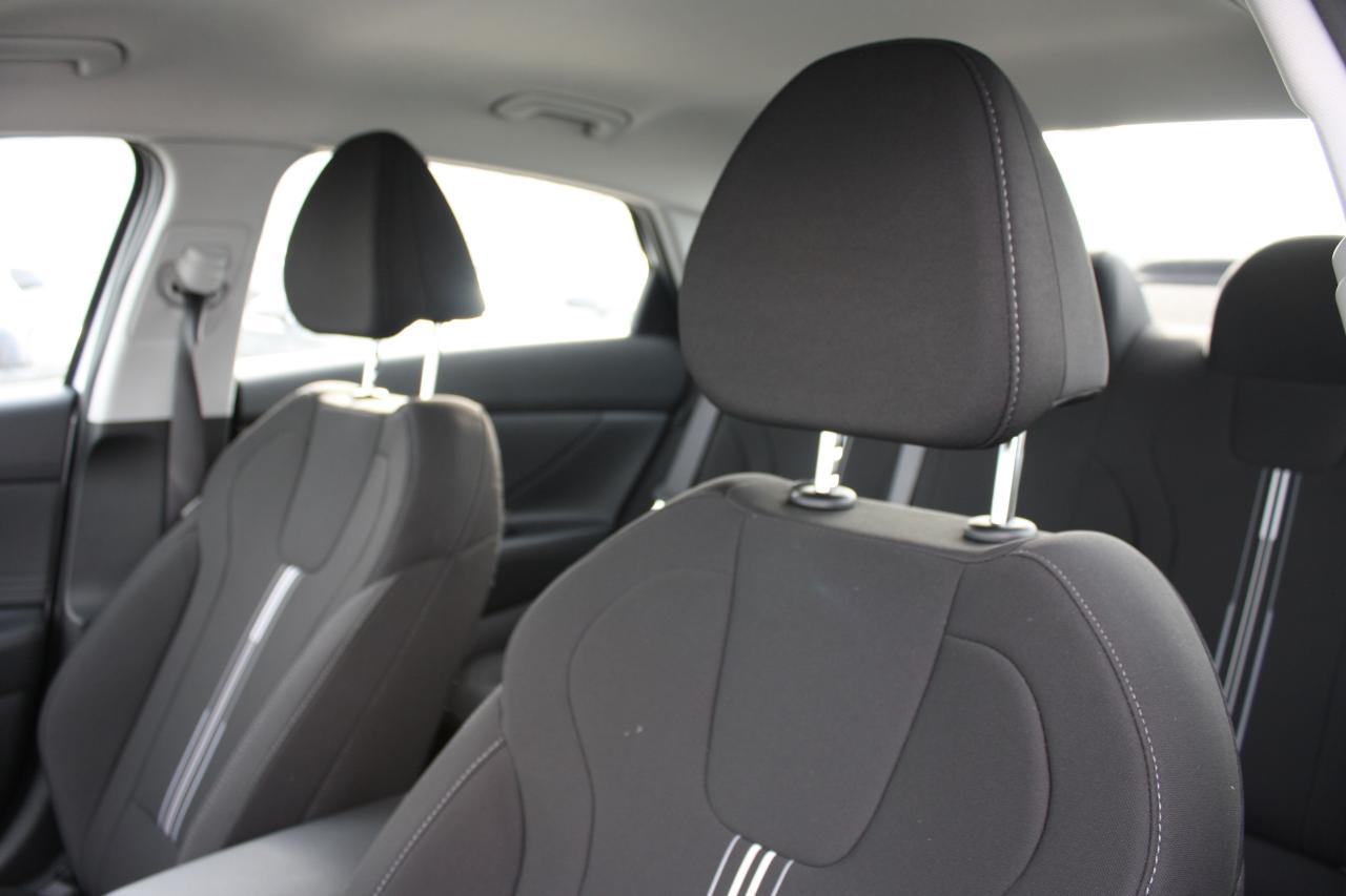 2025 Hyundai Elantra Preferred Demo / Heated Seats / Camera / Win Tires Photo