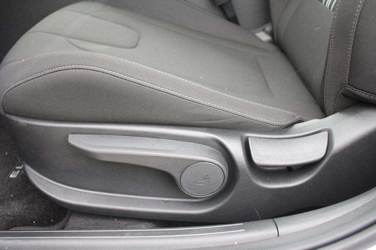 2025 Hyundai Elantra Preferred Demo / Heated Seats / Camera / Win Tires Photo