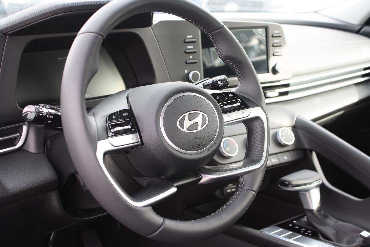 2025 Hyundai Elantra Preferred Demo / Heated Seats / Camera / Win Tires Photo