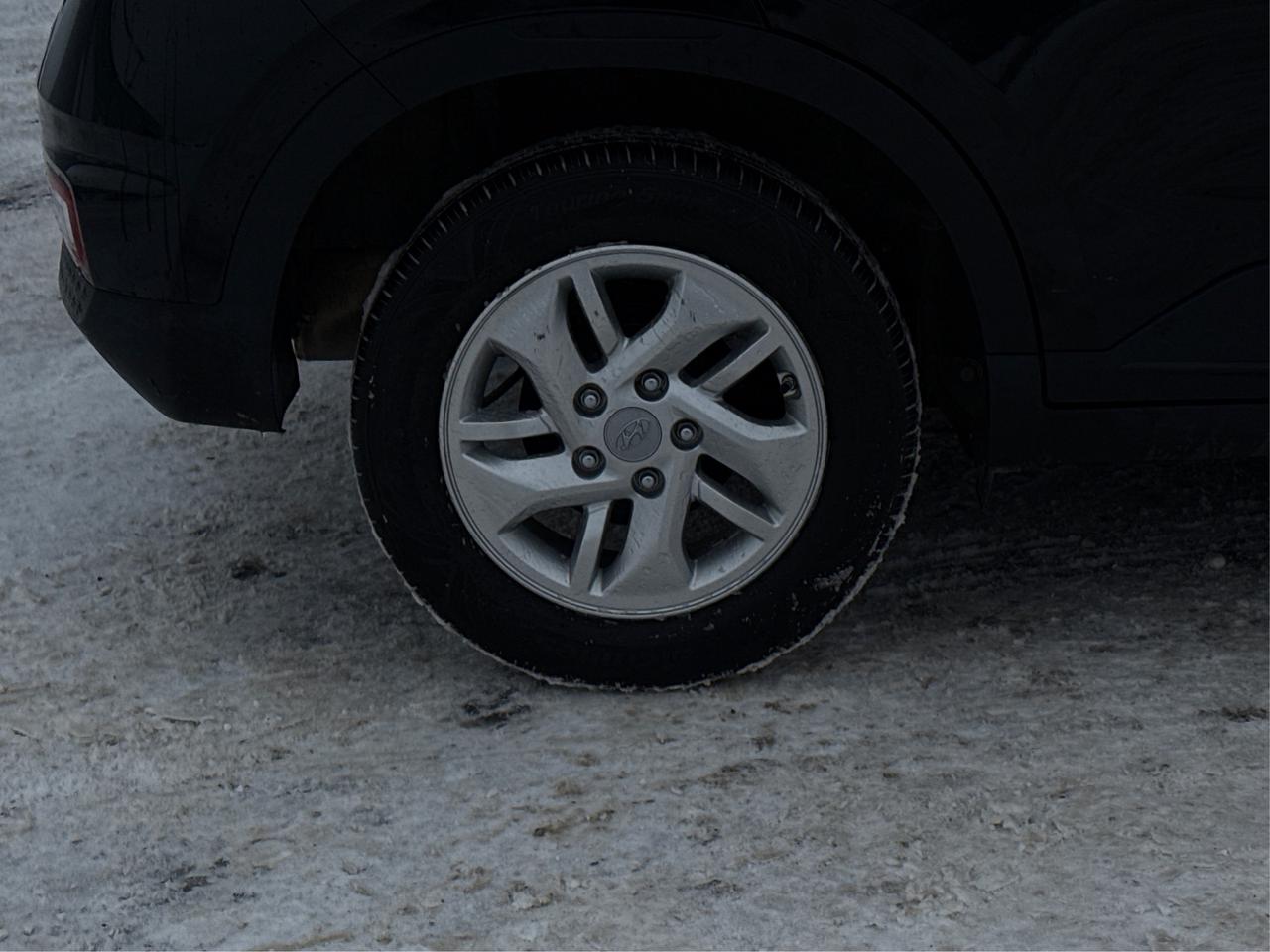 2024 Hyundai Venue POWER & HEATED SEATS LOW KMS WE FINANCE ALL CREDIT Photo