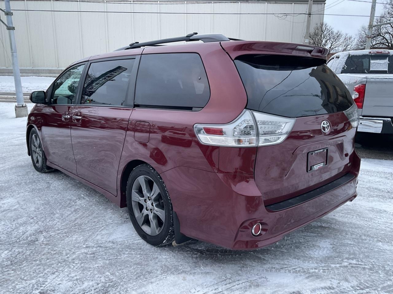 2015 Toyota Sienna SE 8 PASS - LTHR! NAV! BACK-UP CAM! DVD! 8 PASS! Photo