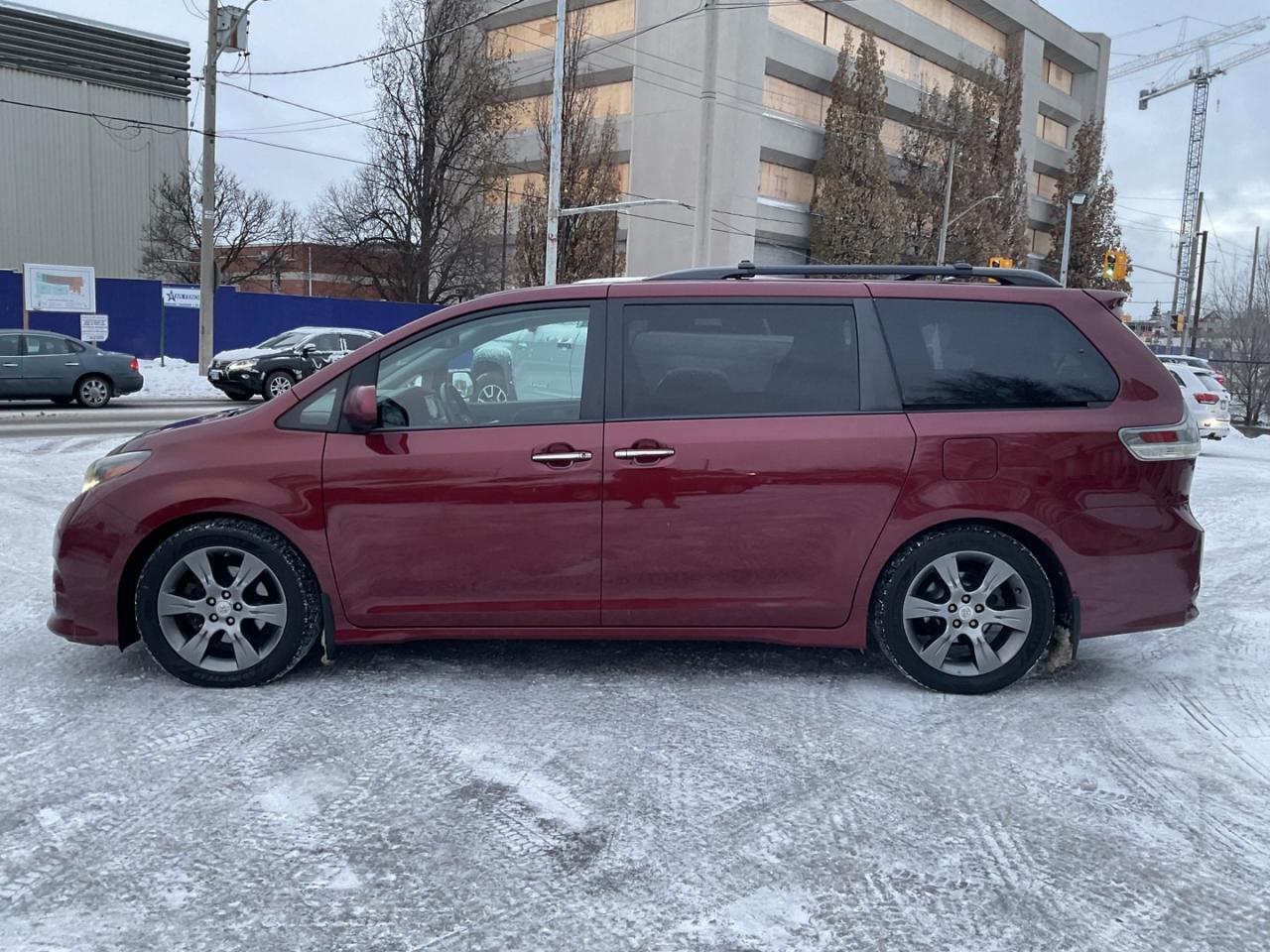 2015 Toyota Sienna SE 8 PASS - LTHR! NAV! BACK-UP CAM! DVD! 8 PASS! Photo