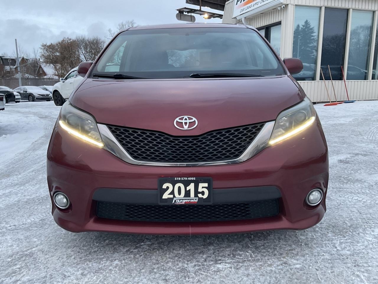 2015 Toyota Sienna SE 8 PASS - LTHR! NAV! BACK-UP CAM! DVD! 8 PASS! Photo