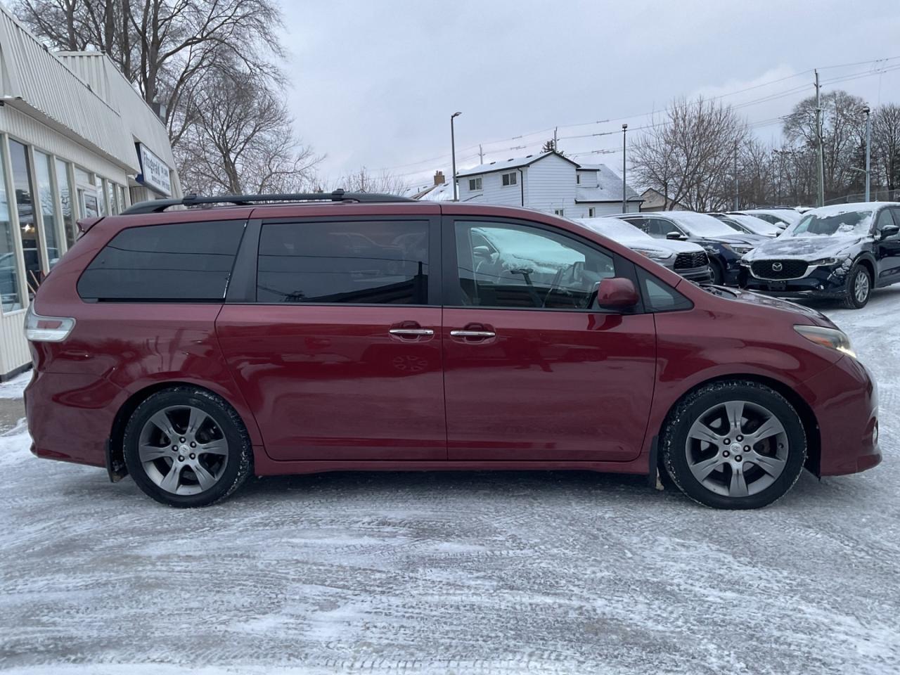 2015 Toyota Sienna SE 8 PASS - LTHR! NAV! BACK-UP CAM! DVD! 8 PASS! Photo