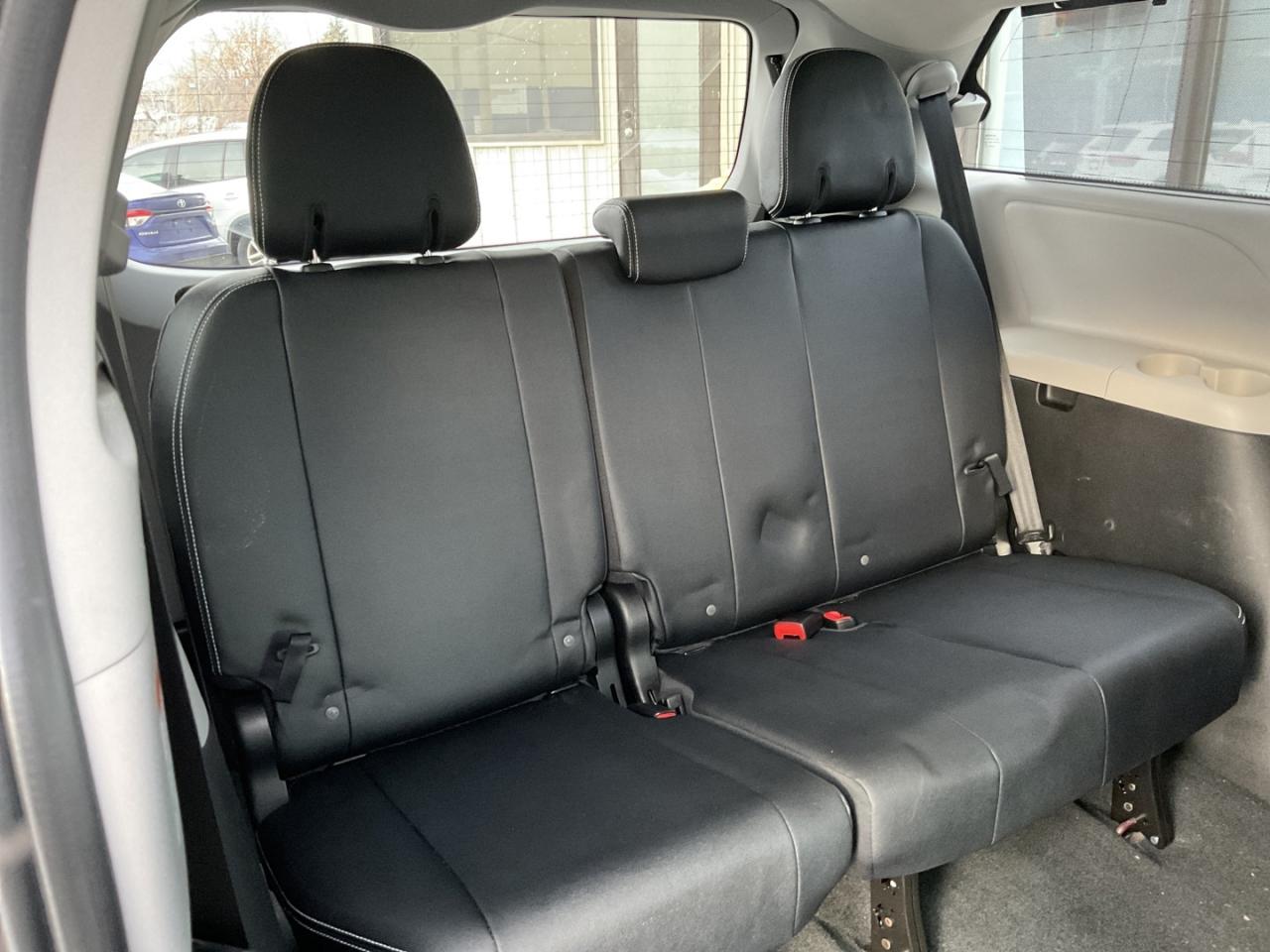 2015 Toyota Sienna SE 8 PASS - LTHR! NAV! BACK-UP CAM! DVD! 8 PASS! Photo