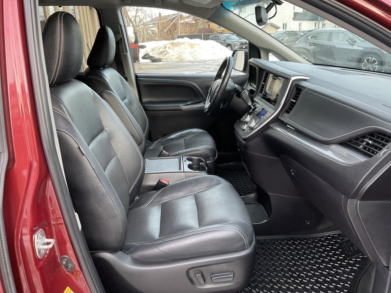 2015 Toyota Sienna SE 8 PASS - LTHR! NAV! BACK-UP CAM! DVD! 8 PASS! Photo