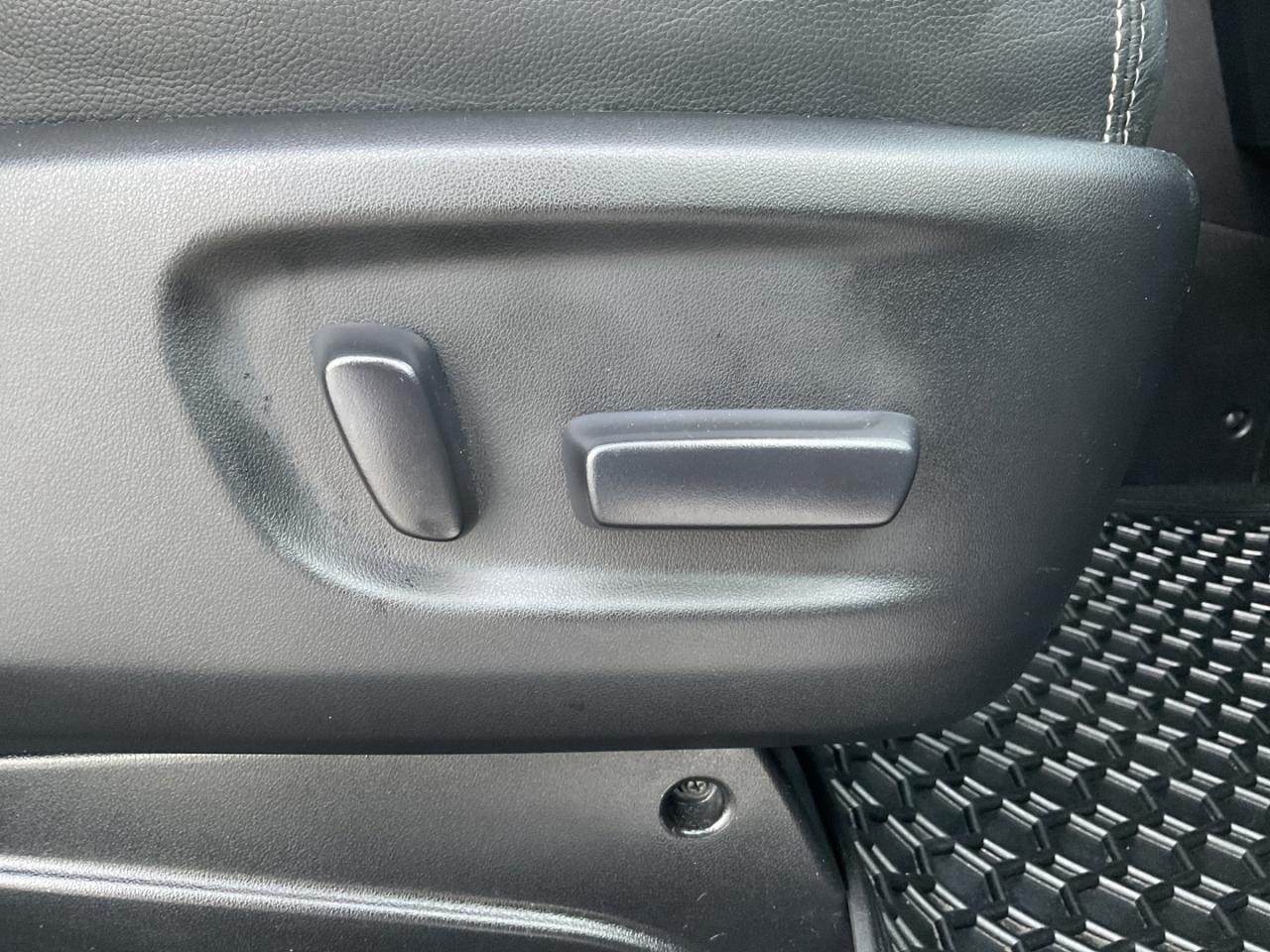 2015 Toyota Sienna SE 8 PASS - LTHR! NAV! BACK-UP CAM! DVD! 8 PASS! Photo