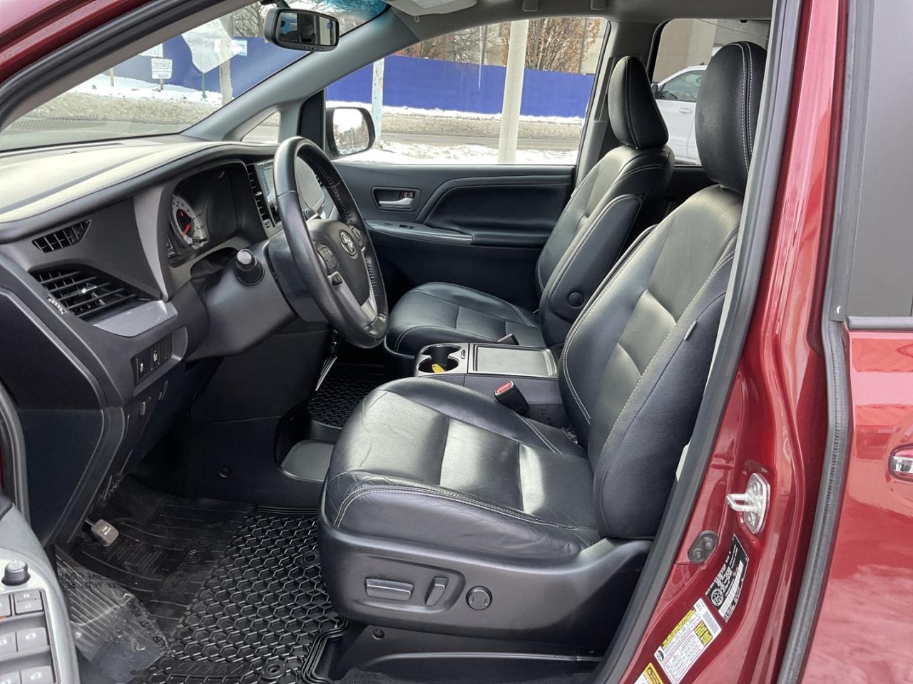 2015 Toyota Sienna SE 8 PASS - LTHR! NAV! BACK-UP CAM! DVD! 8 PASS! Photo