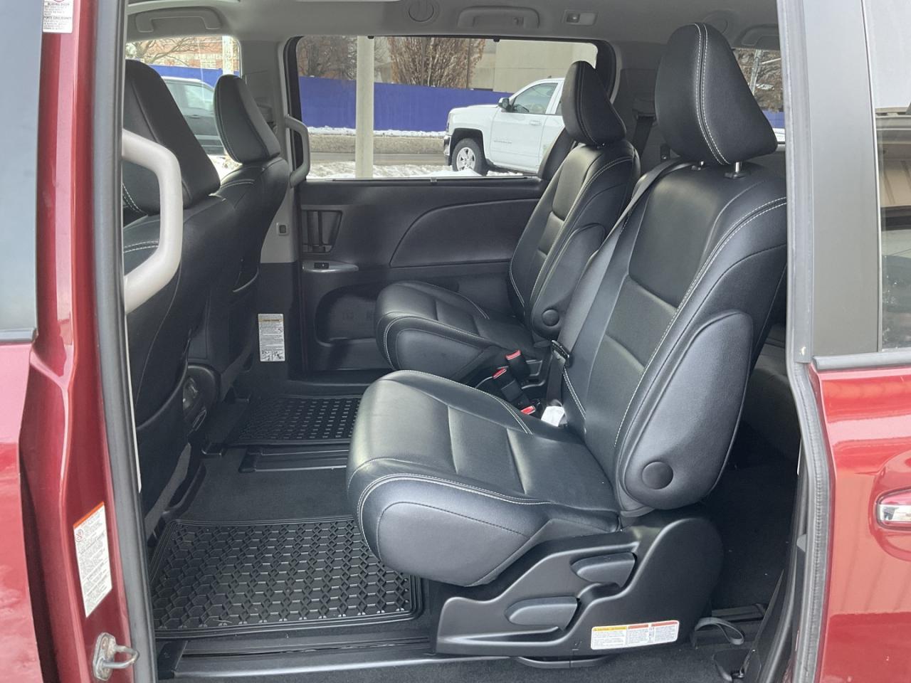 2015 Toyota Sienna SE 8 PASS - LTHR! NAV! BACK-UP CAM! DVD! 8 PASS! Photo