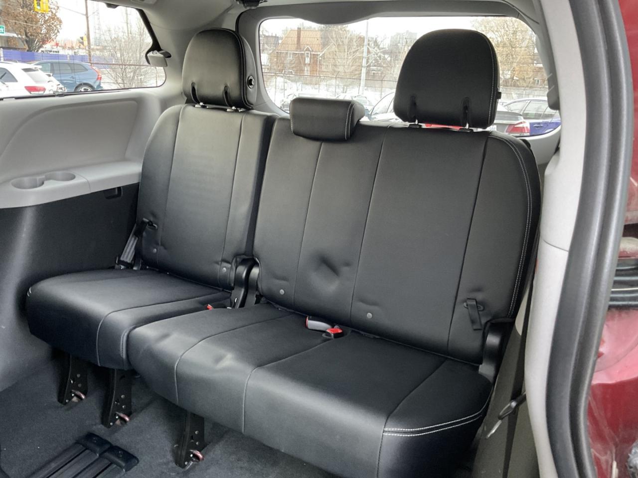 2015 Toyota Sienna SE 8 PASS - LTHR! NAV! BACK-UP CAM! DVD! 8 PASS! Photo