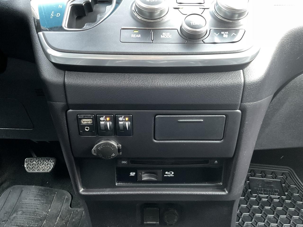 2015 Toyota Sienna SE 8 PASS - LTHR! NAV! BACK-UP CAM! DVD! 8 PASS! Photo