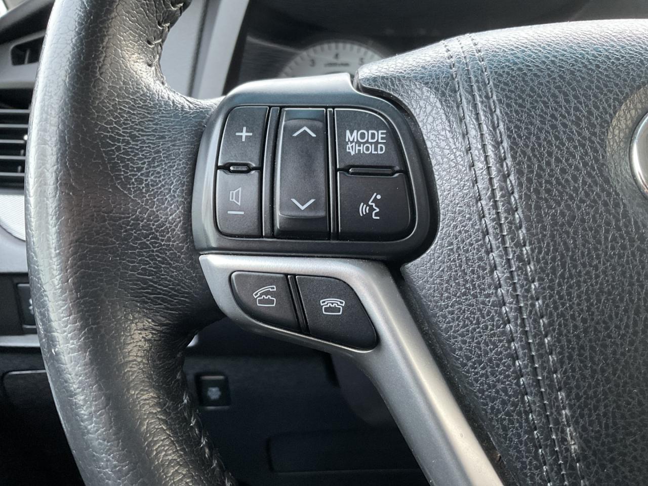 2015 Toyota Sienna SE 8 PASS - LTHR! NAV! BACK-UP CAM! DVD! 8 PASS! Photo