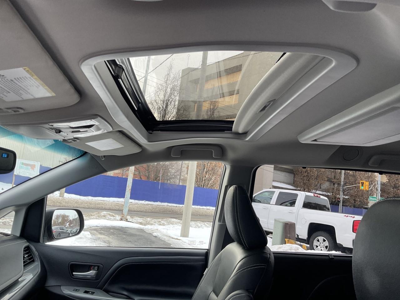 2015 Toyota Sienna SE 8 PASS - LTHR! NAV! BACK-UP CAM! DVD! 8 PASS! Photo