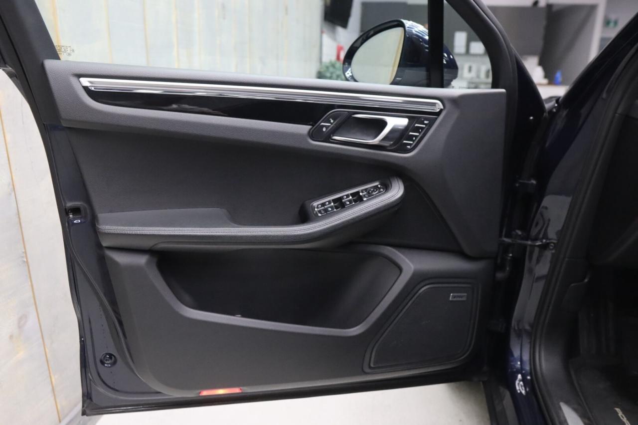 2017 Porsche Macan S AWD  FULL SERVICE EXCELLENT CONDITION Photo