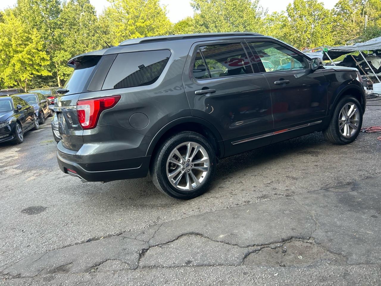2019 Ford Explorer XLT 4WD Photo4