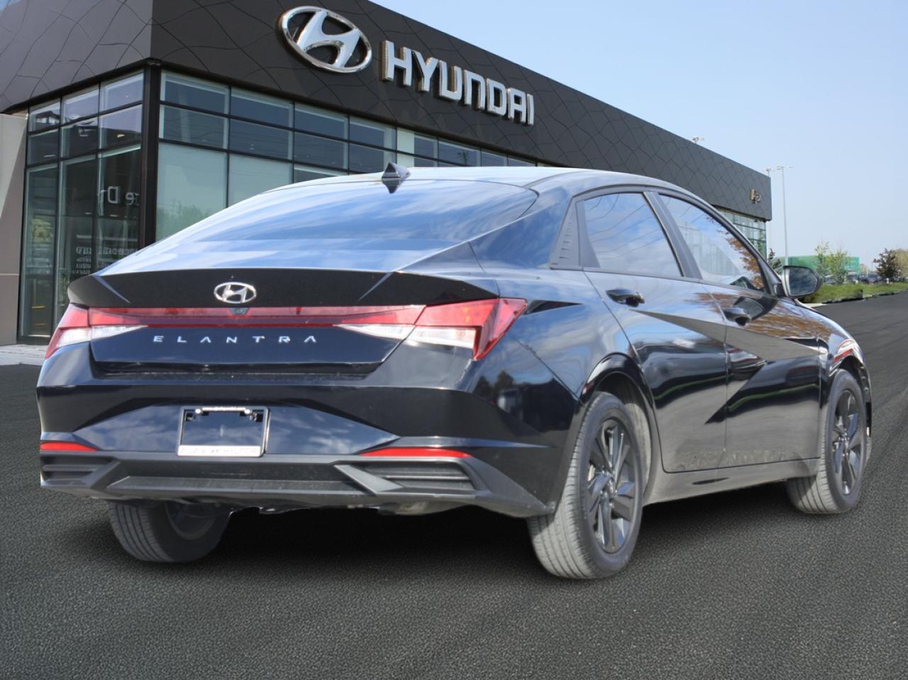 2023 Hyundai Elantra Preferred / Heated Seats / Blind Spot / Camera Photo3