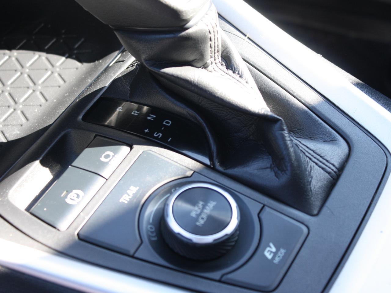 2020 Toyota RAV4 Hybrid Hybrid XLE AWD / Heated Seats / Sunroof / Navigati Photo